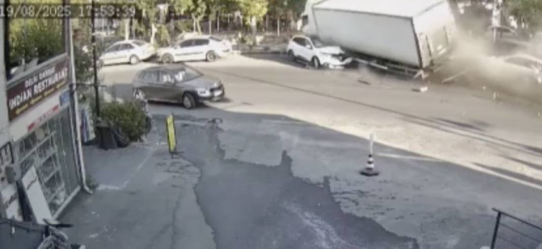 Kamyon dehşeti! Freni patladı, 10 araca böyle çarptı 6